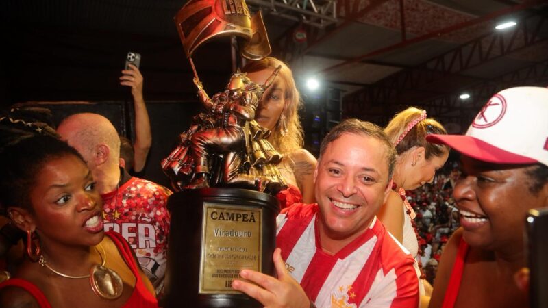 Prefeito de Niterói anuncia novo desfile da campeã Viradouro, no dia 7 de março