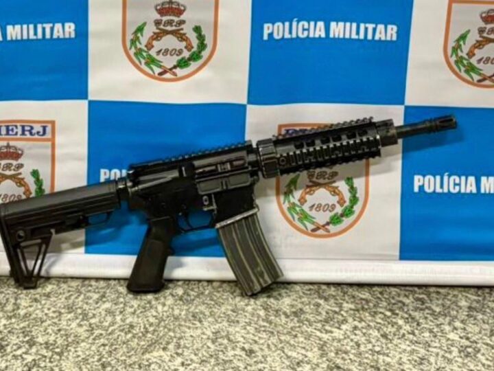 Fuzil 5.56 é apreendido pelo 12º BPM na comunidade da Brasília, em Niterói
