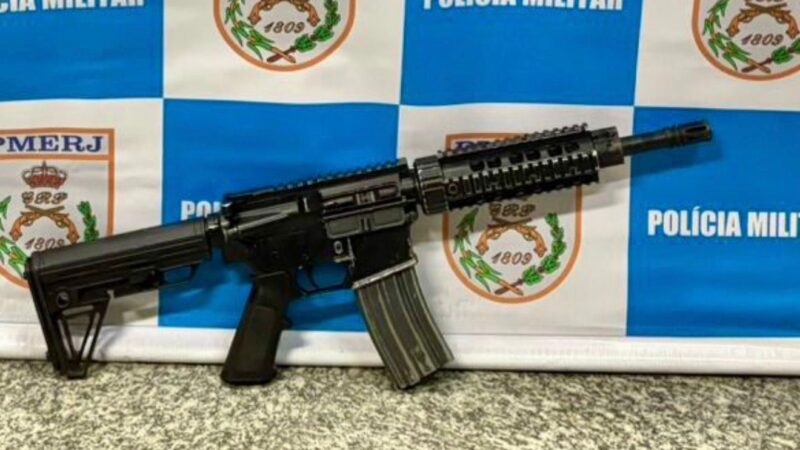 Fuzil 5.56 é apreendido pelo 12º BPM na comunidade da Brasília, em Niterói