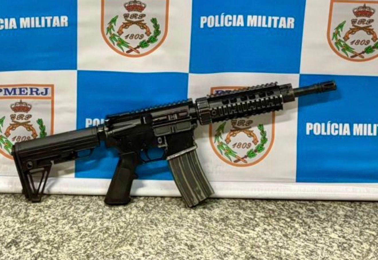 Fuzil 5.56 é apreendido pelo 12º BPM na comunidade da Brasília, em Niterói