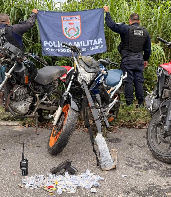 Equipes do 7º Batalhão apreendem armas e drogas na comunidade do Brejal, em São Gonçalo