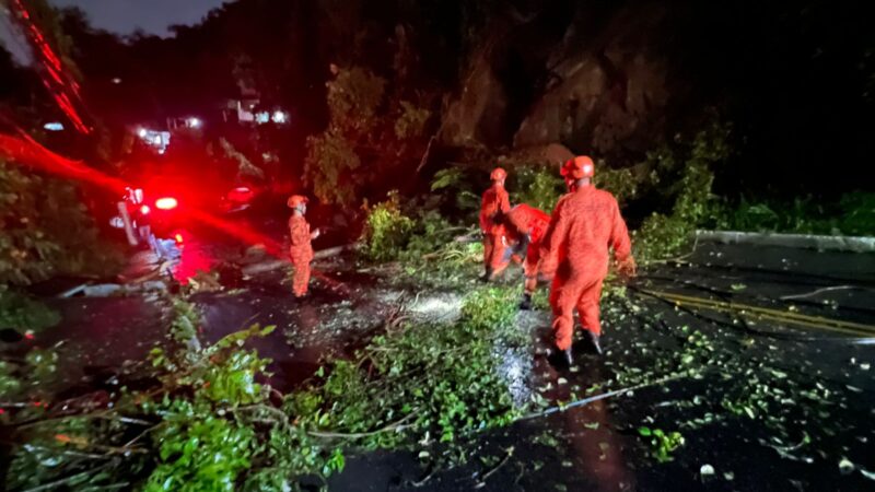 Deslizamento de pedra derruba postes, e interdita a descida do Morro do Castro, em São Gonçalo