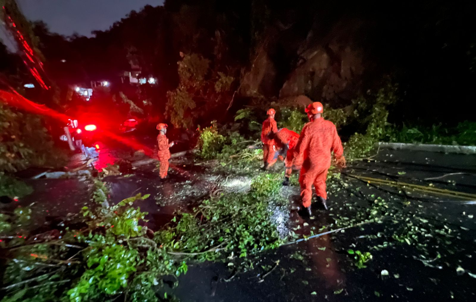 Deslizamento de pedra derruba postes, e interdita a descida do Morro do Castro, em São Gonçalo