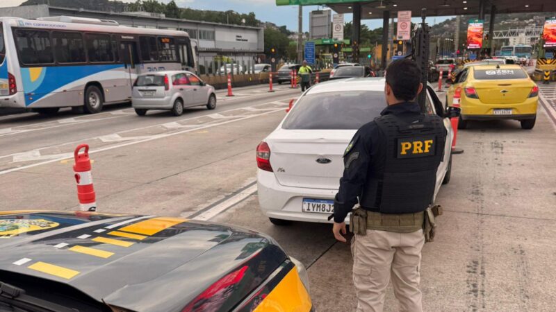 PRF recupera carro roubado na Ponte Rio-Niterói durante fiscalização