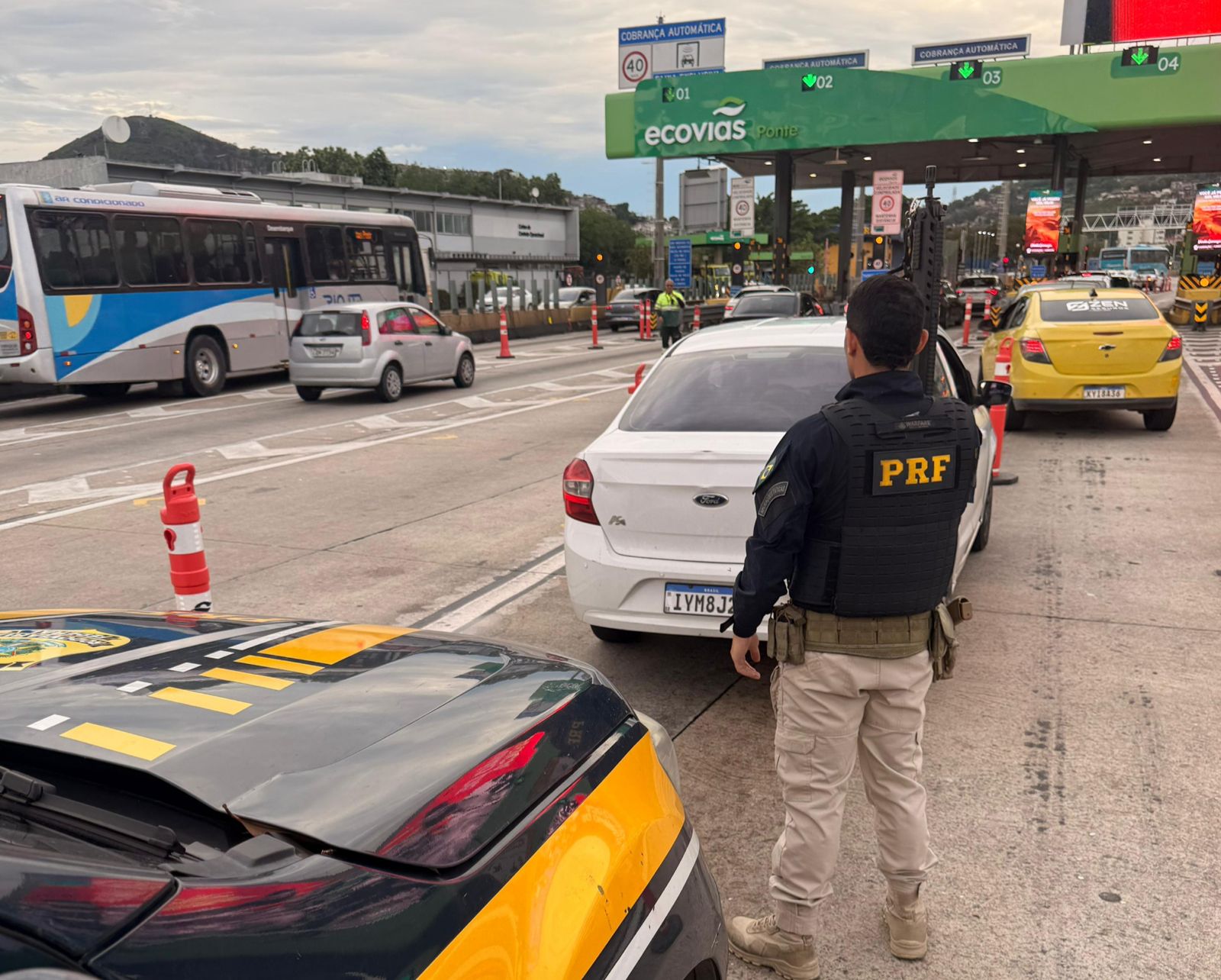 PRF recupera carro roubado na Ponte Rio-Niterói durante fiscalização