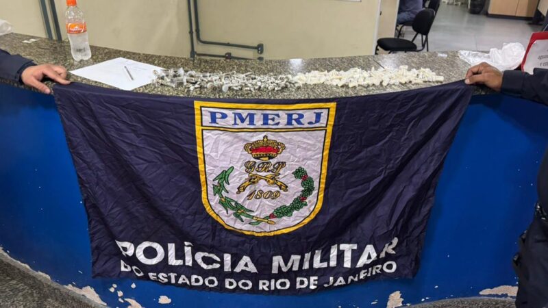 Equipes do 7º BPM apreendem drogas e recuperam motocicleta roubada em Guaxindiba