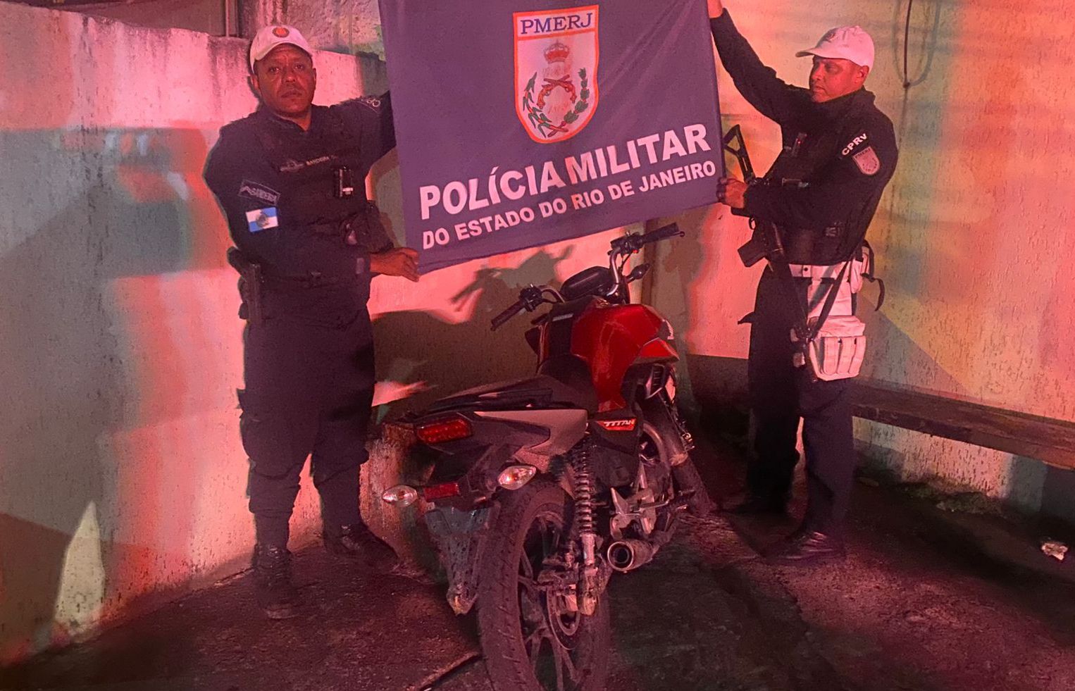 Adolescente é preso em flagrante após manobras perigosas e moto com sinais adulterados em São Gonçalo