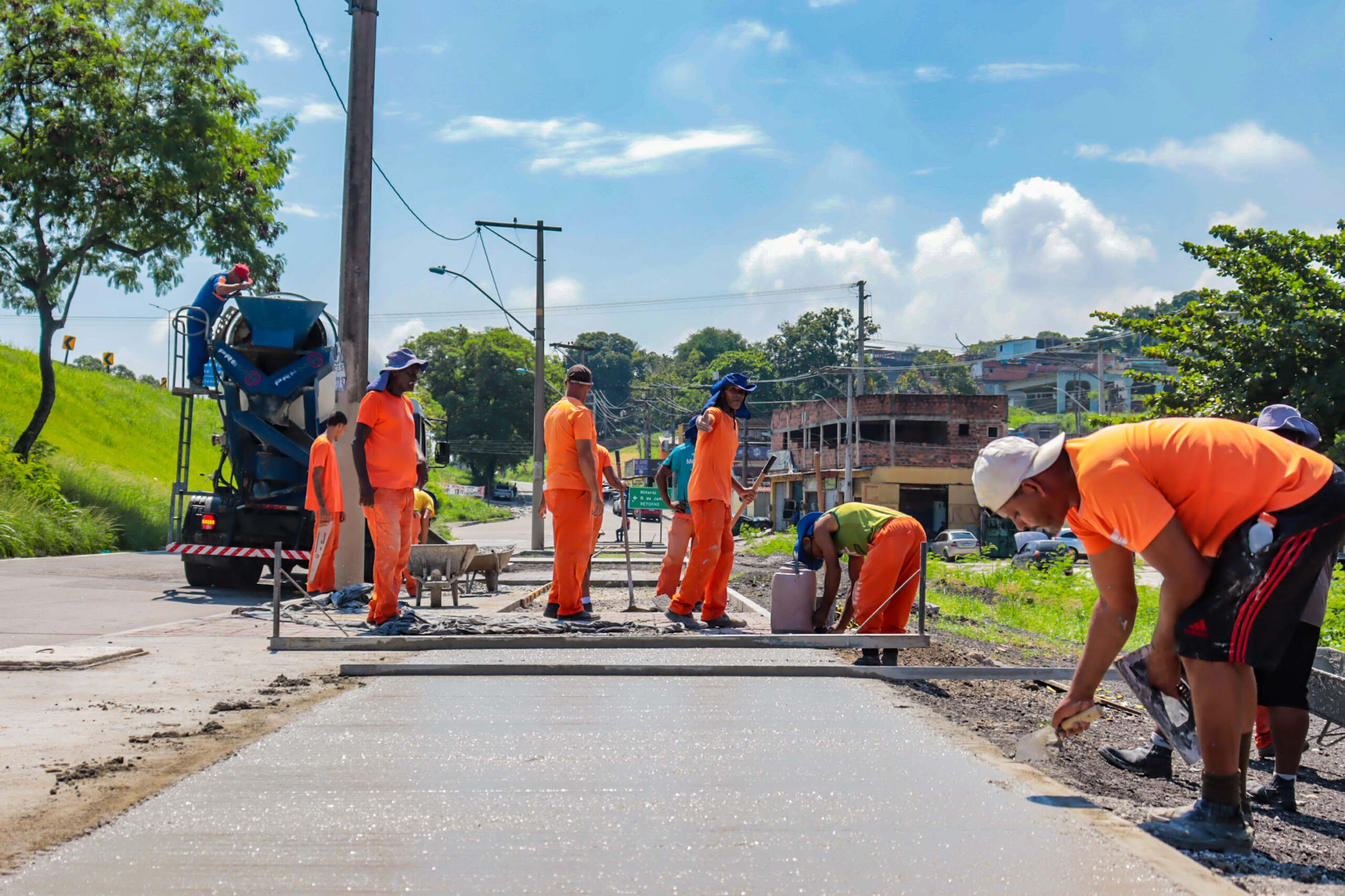 Prefeitura concreta novas calçadas em obras na entrada do Porto do Rosa 
