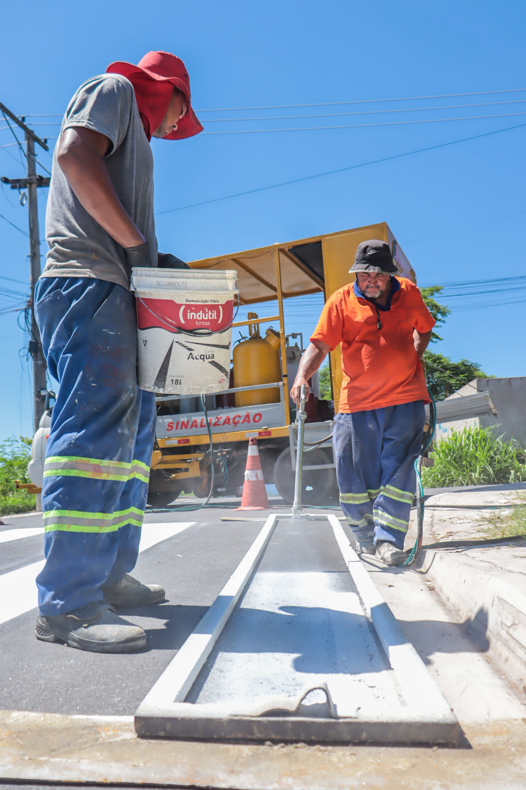 Vias no Jardim Bom Retiro estão recebendo sinalização horizontal