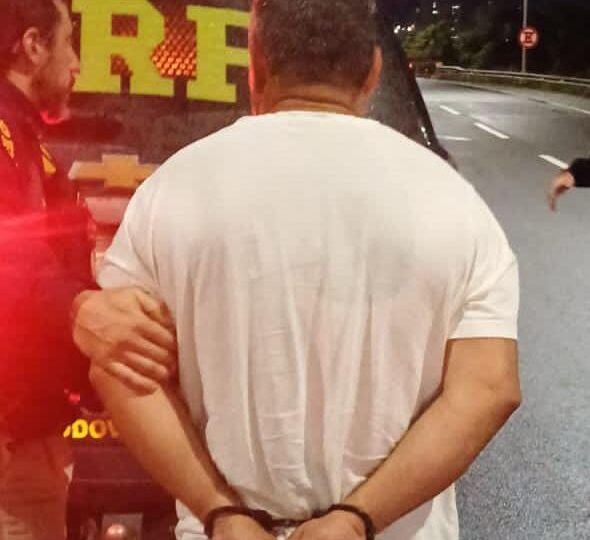 PRF intercepta carro no pedágio da Ponte Rio–Niterói e prende casal que tentava fugir após denúncia de abuso contra criança de 10 anos na ilha da Conceição em Niterói