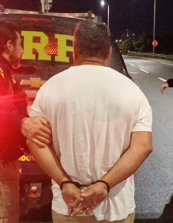 PRF intercepta carro no pedágio da Ponte Rio–Niterói e prende casal que tentava fugir após denúncia de abuso contra criança de 10 anos na ilha da Conceição em Niterói