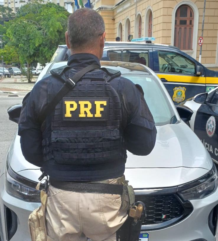 PRF intercepta carro clonado na Ponte Rio-Niterói nesta sexta-feira