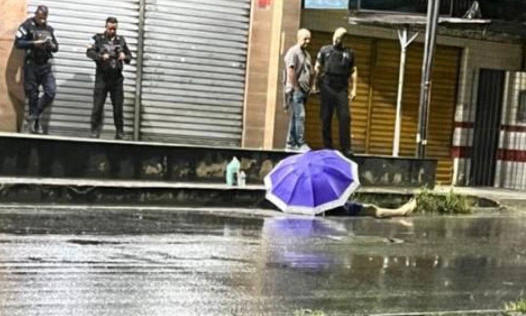 No caminho para um lanche, o fim da vida: Homem é morto por bala perdida no Colubandê, em São Gonçalo