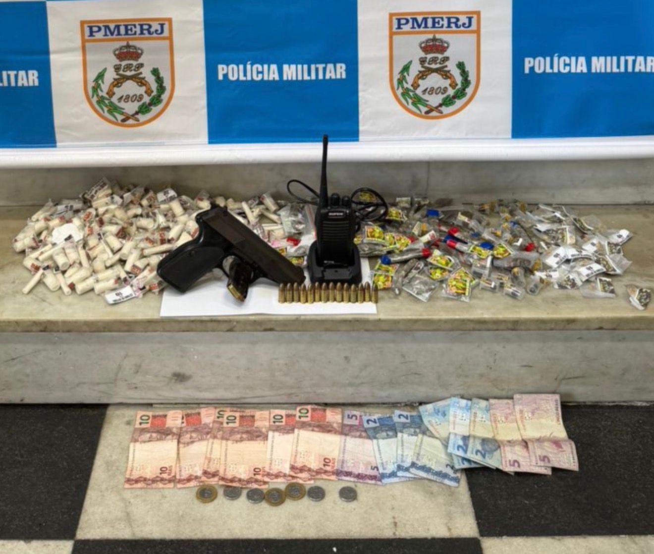 Ação do Gat do 12ª BPM Termina com Dois Detidos, Arma e Grande Quantidade de Drogas no Morro do Estado