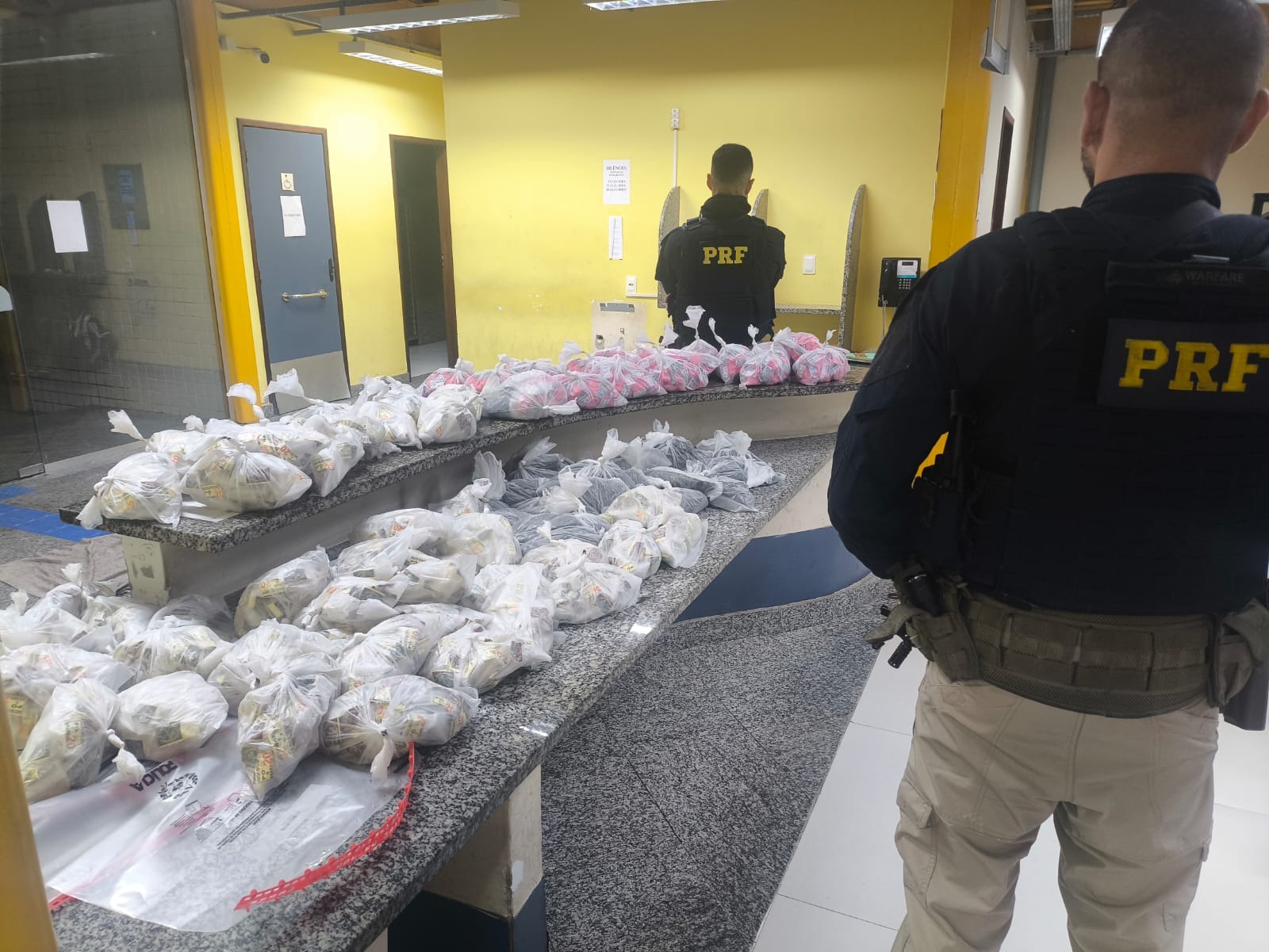 Ação da PRF na BR-116 Resulta em Apreensão de Grande Quantidade de Drogas Durante a Madrugada no RJ
