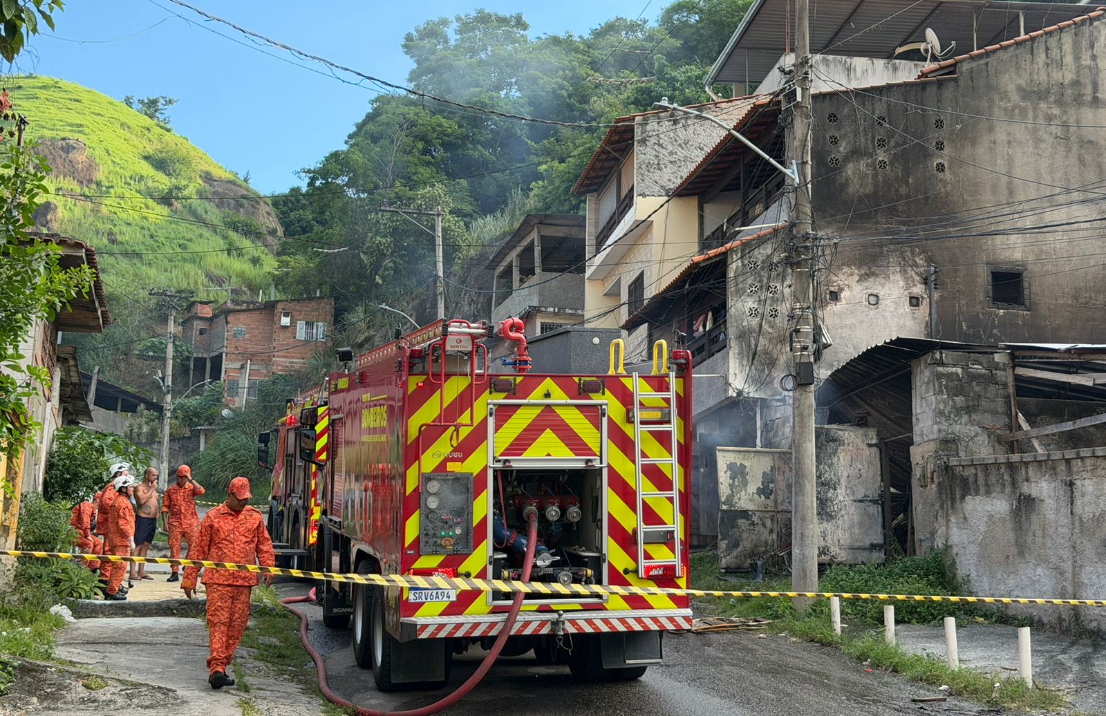 Incêndio assusta moradores em Tenente Jardim em Niterói