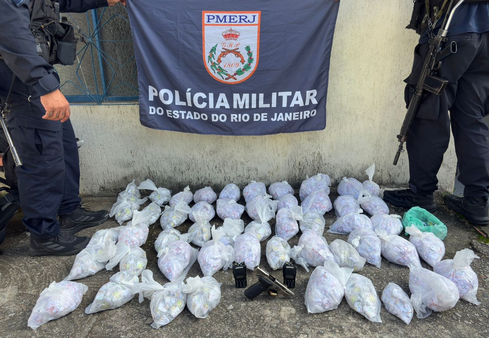 O Sábado Mal Começou e o 7º BPM já está Dando Porrada no Tráfico no Complexo da Alma, em São Gonçalo
