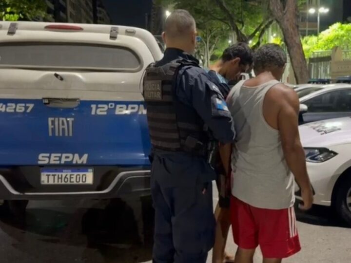 Policiais Militares do 12º BPM prende dois suspeitos de furtos a residências em Itaipuaçu, após onda de assaltos assustar moradores