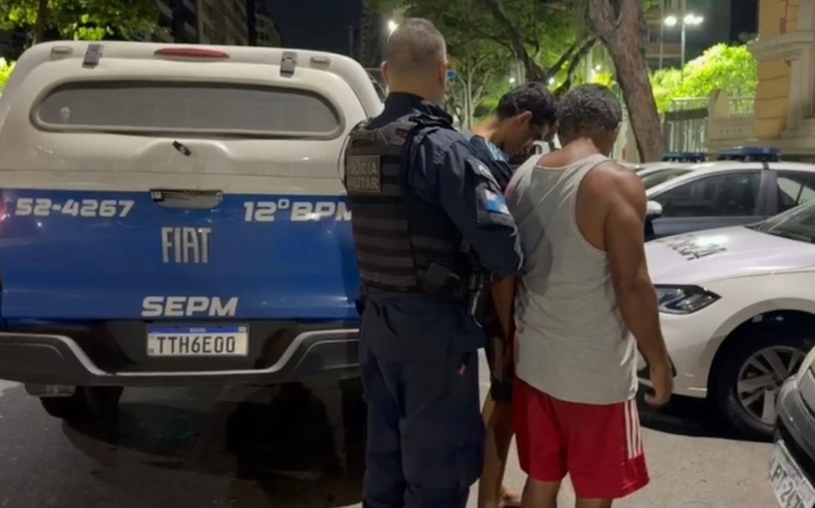 Policiais Militares do 12º BPM prendem dois suspeitos de furtos a residências em Itaipuaçu, após onda de assaltos assustar moradores