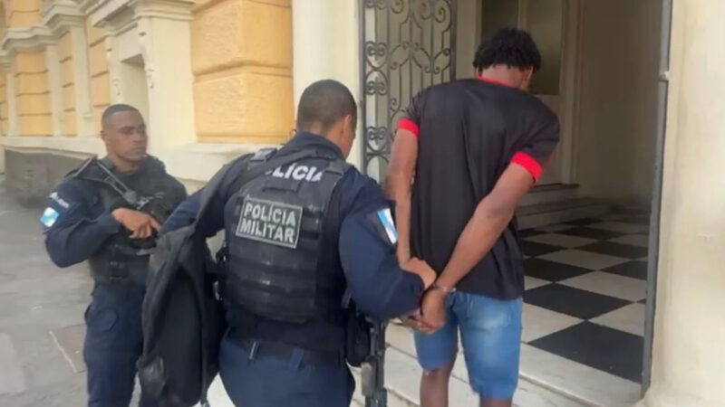 Gat do 12º BPM intercepta homem vendendo drogas bairro de são domingos, em Niterói