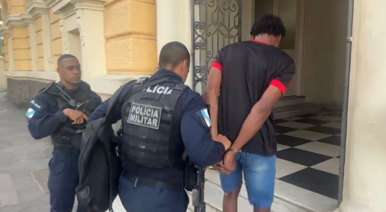 Gat do 12º BPM intercepta homem vendendo drogas bairro de são domingos, em Niterói
