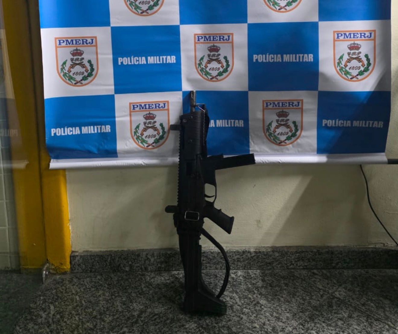 Policiais do 12º BPM são atacados a tiros no Fonseca na comunidade do Santo Cristo e apreendem carabina 40 em Niteroi