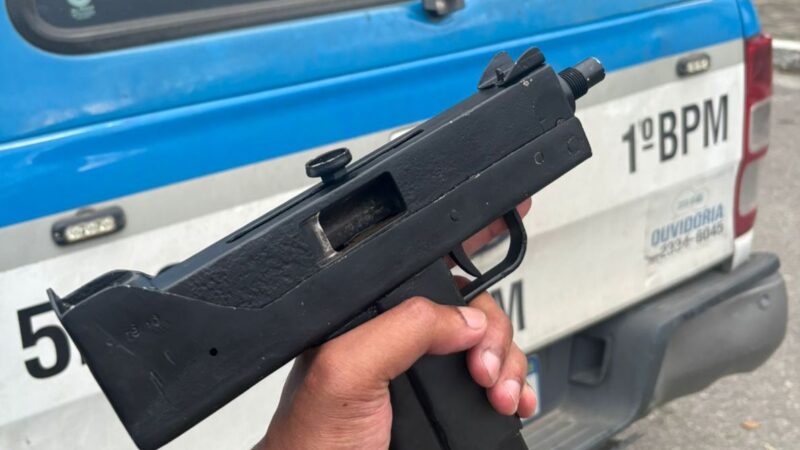 Policiais Militares do 1º BPM apreendem submetralhadora, granadas e recupera carro roubado em São Gonçalo