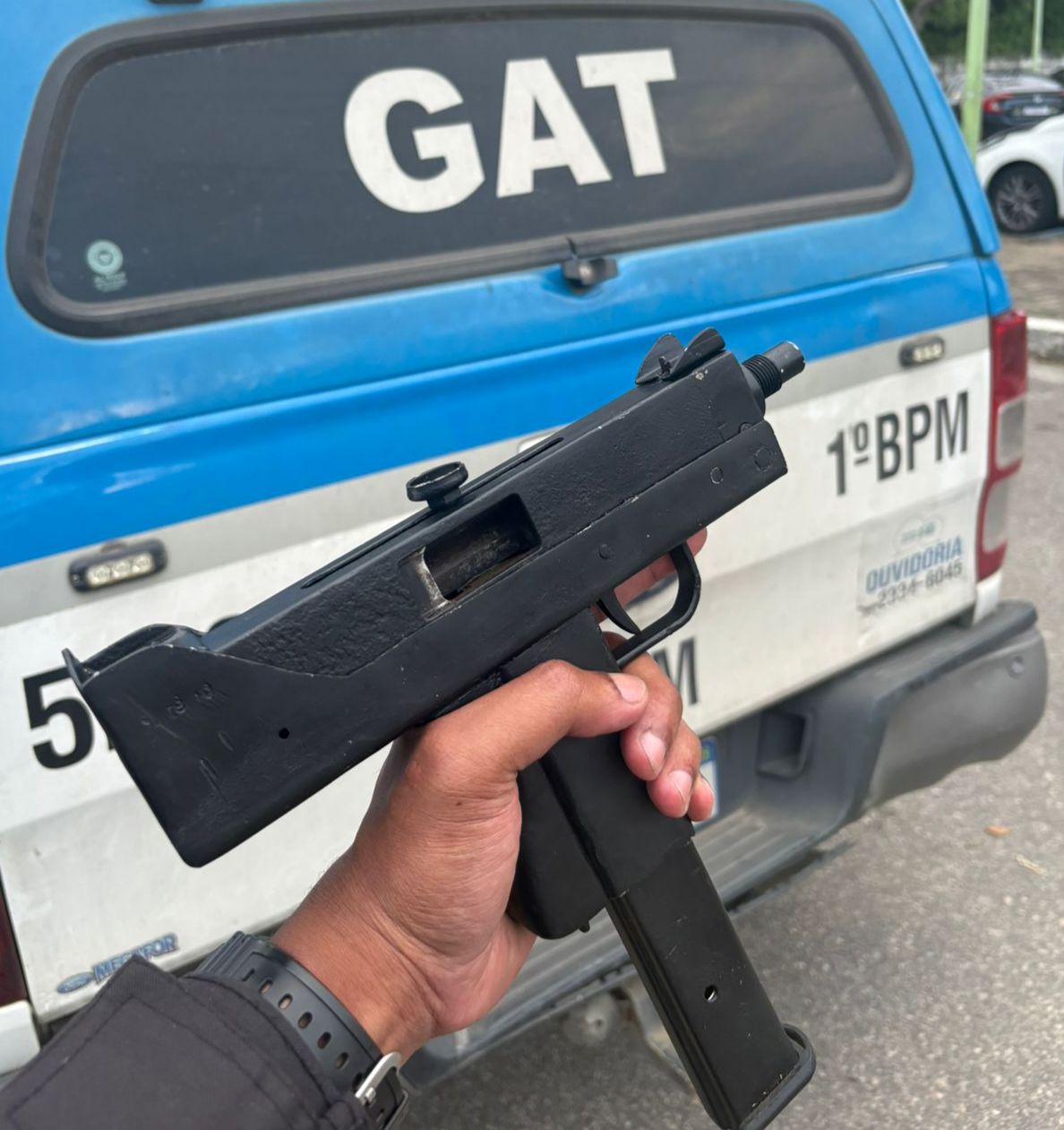 Policiais Militares do 1º BPM apreendem submetralhadora, granadas e recupera carro roubado em São Gonçalo