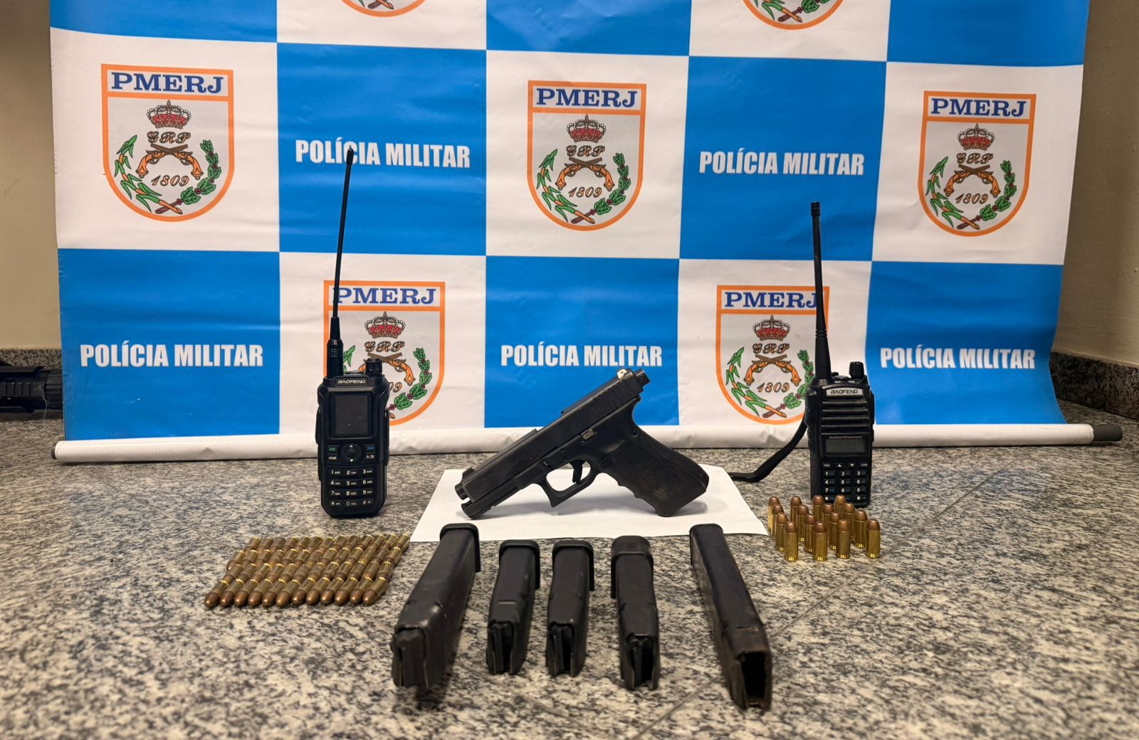 Policiais do 12º BPM são recebidos a tiros na Coronel, na Engenhoca, em Niterói