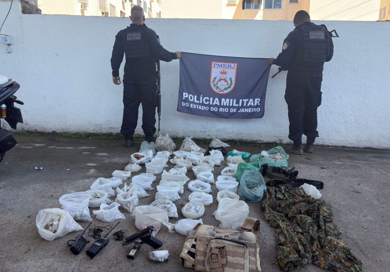 Guerra ao Tráfico: 7º BPM Prende cinco e aprende arma em grande operação na comunidade da Alma