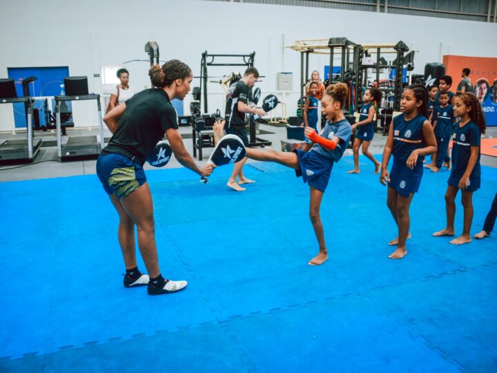 Esporte que transforma: Itaboraí aproxima estudantes de campeões mundiais de taekwondo