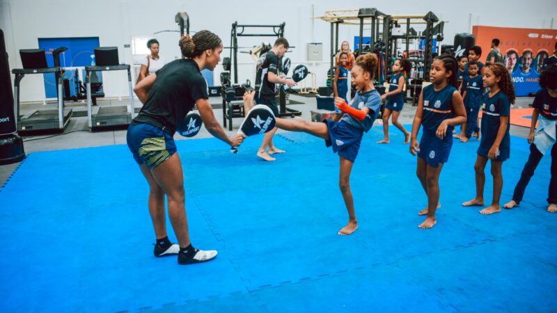 Esporte que transforma: Itaboraí aproxima estudantes de campeões mundiais de taekwondo