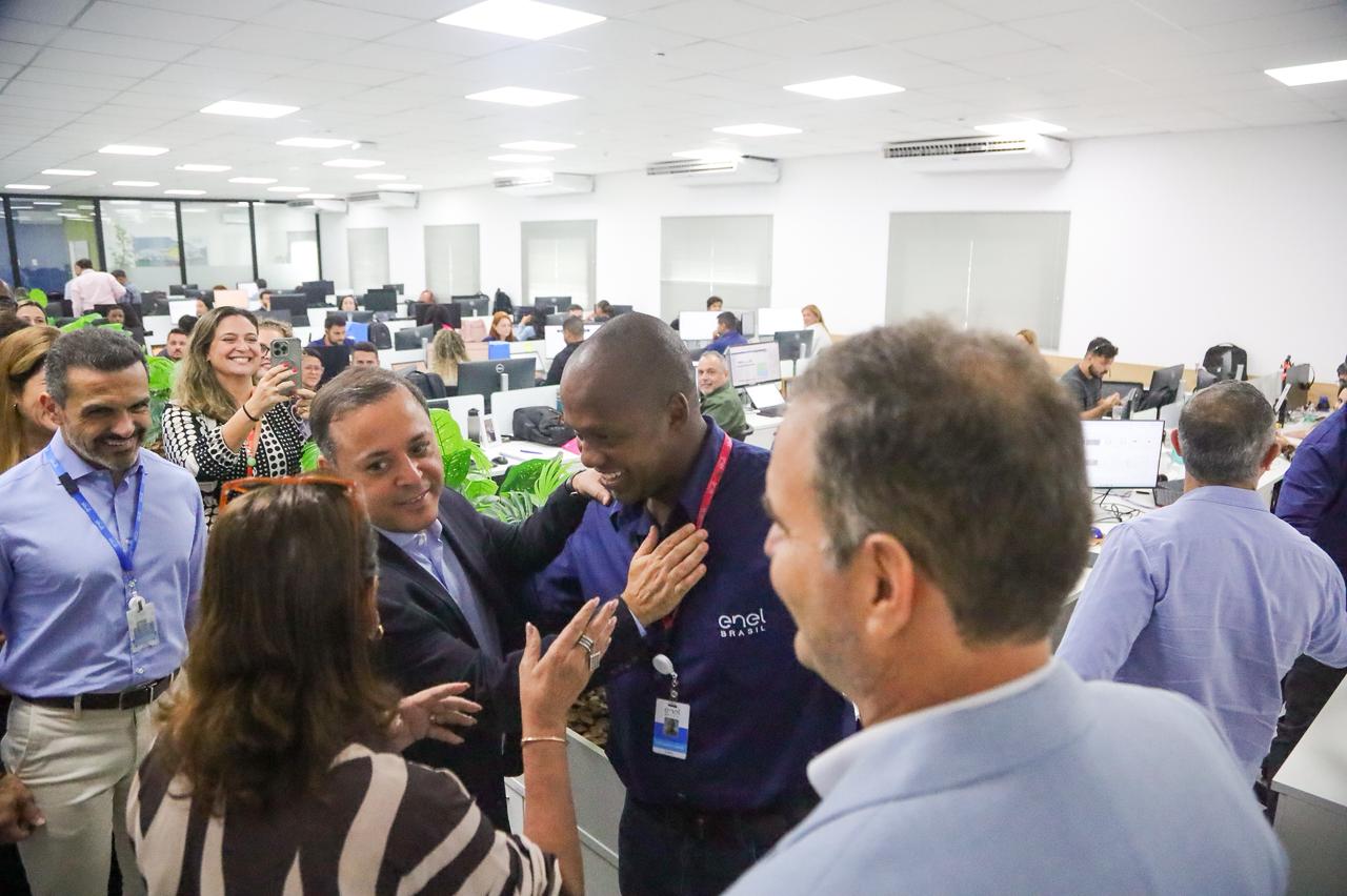 Prefeito de Niterói visita base operacional da Enel no Barreto