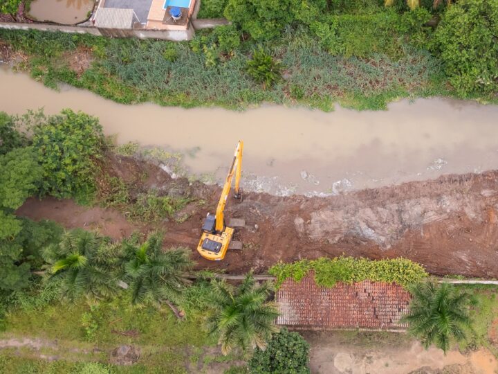 Itaboraí avança com limpeza e desassoreamento de rios por meio do programa Limpa Rio