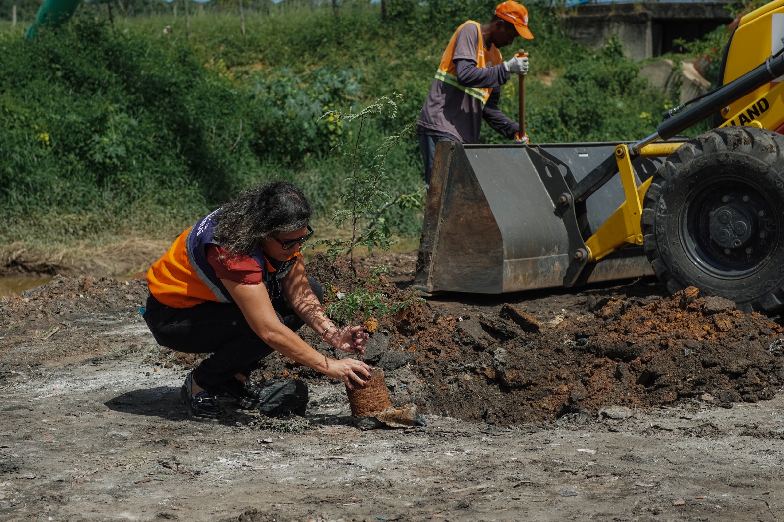 Itaboraí realiza plantio e reurbanização às margens do Rio Macacu, em Porto das Caixas