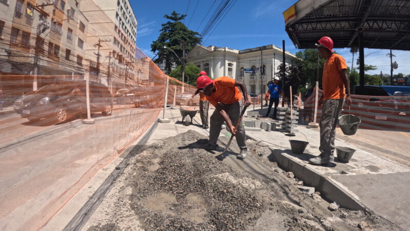 Obras de revitalização da  Avenida Amaral Peixoto avançam para novo trecho