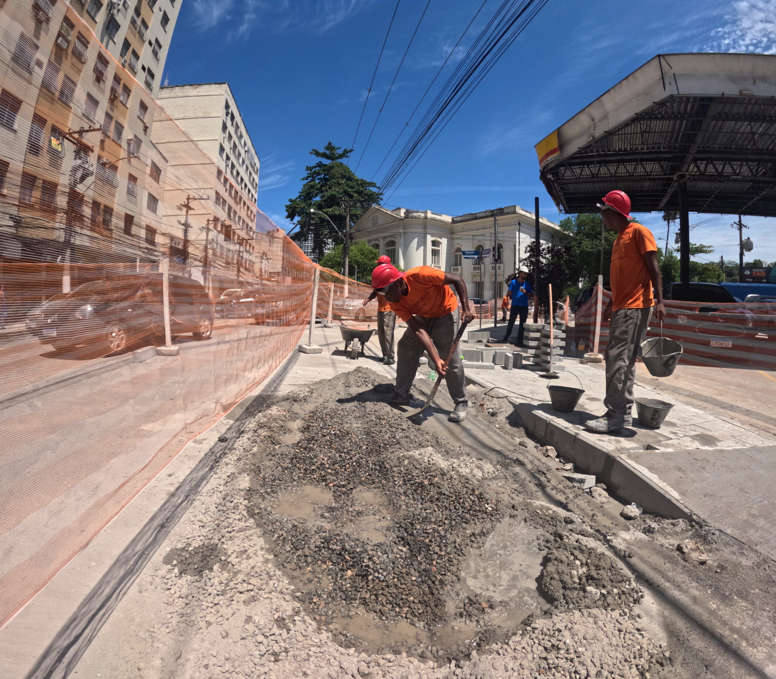 Obras de revitalização da  Avenida Amaral Peixoto avançam para novo trecho