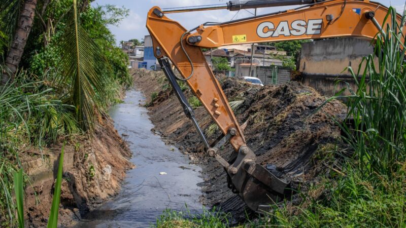 Itaboraí realiza ação de desassoreamento no Rio Guaxindiba, em Apollo II