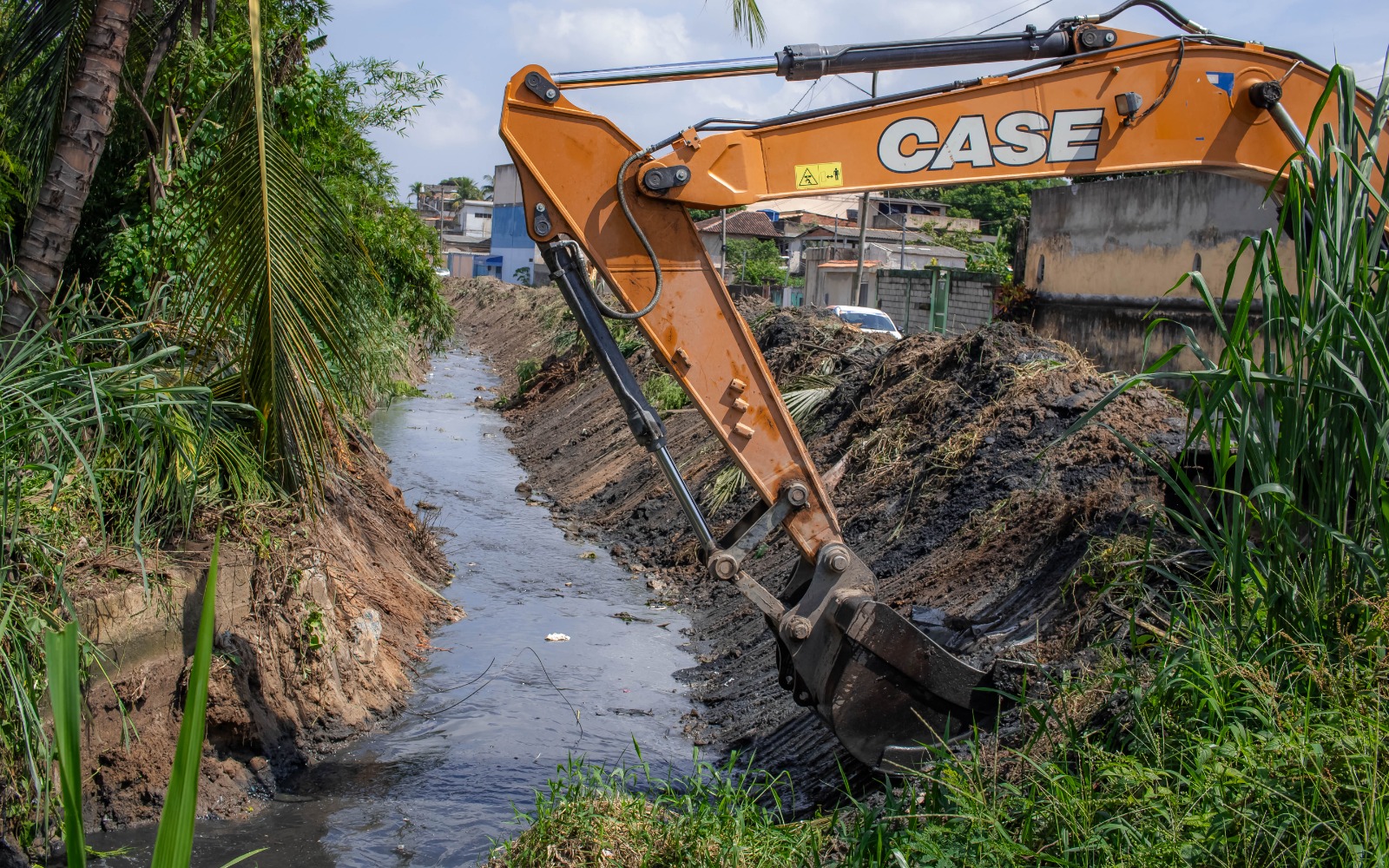 Itaboraí realiza ação de desassoreamento no Rio Guaxindiba, em Apollo II