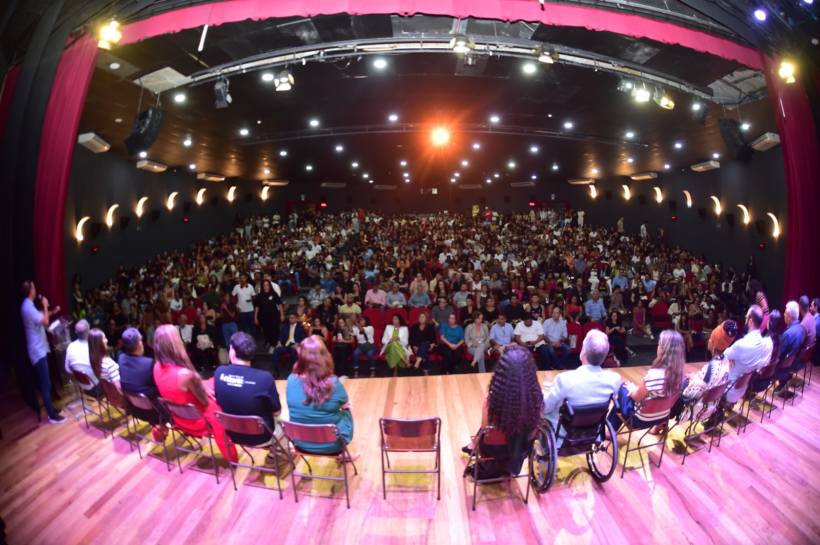 Prefeitura de Niterói entrega cheques do segundo edital do Aluguel Universitário e amplia maior programa municipal de moradia estudantil do país