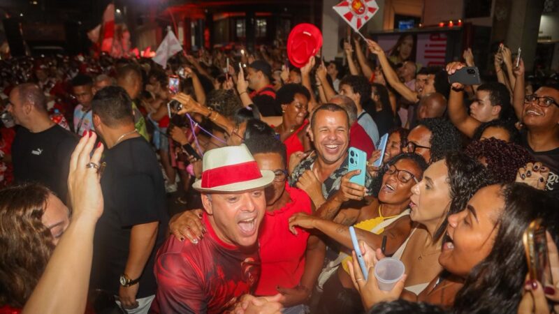 Niterói celebra tetracampeonato da Viradouro com desfile histórico na Avenida Amaral Peixoto