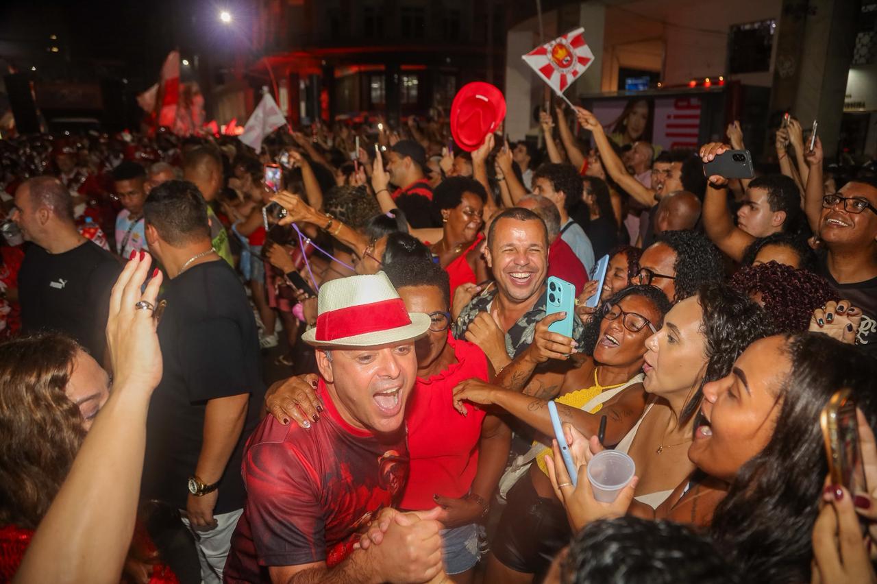 Niterói celebra tetracampeonato da Viradouro com desfile histórico na Avenida Amaral Peixoto