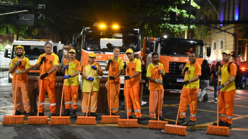 Após desfile da Viradouro, Clin realiza limpeza da Avenida Amaral Peixoto