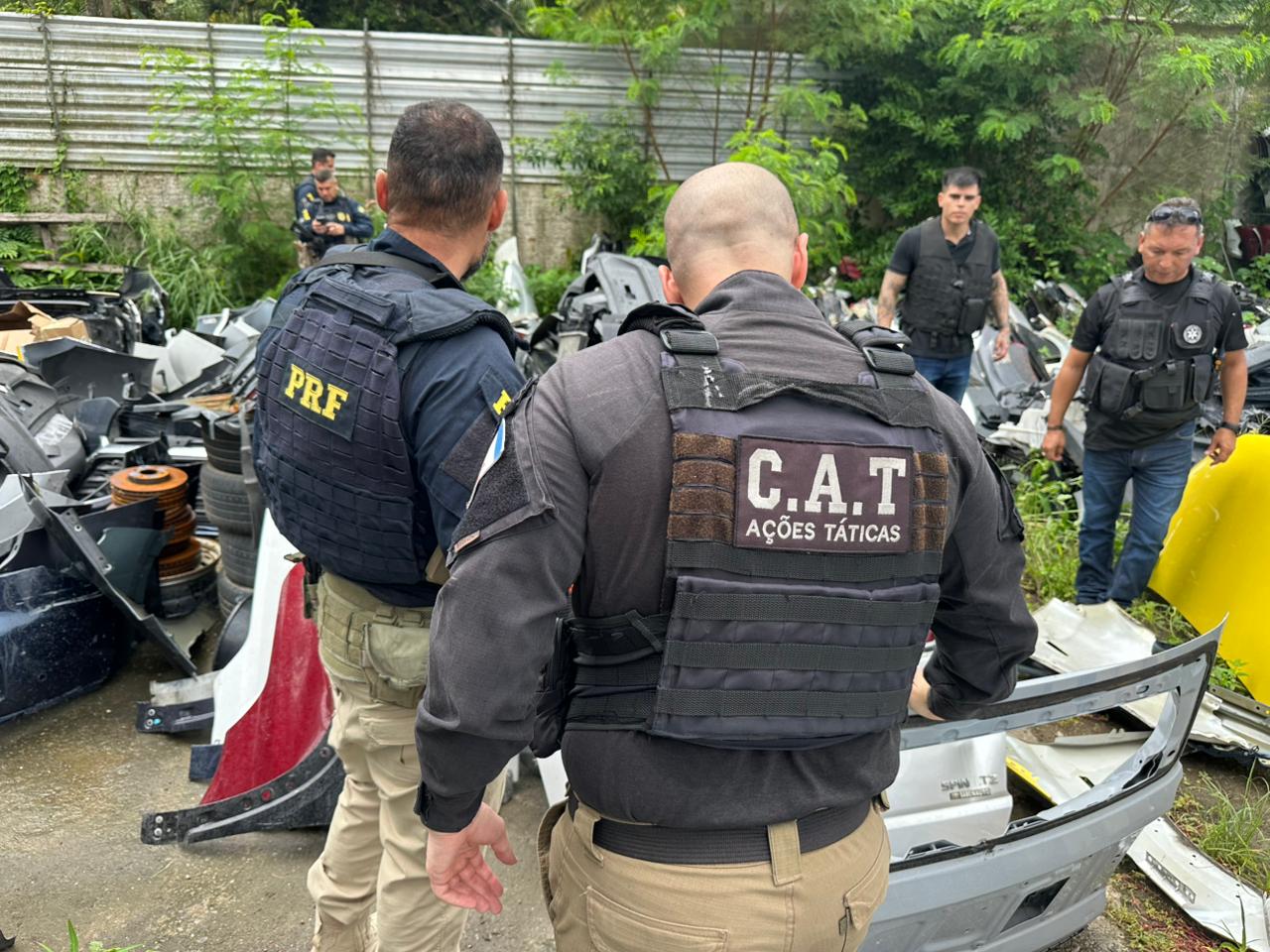 Operação Asfixia interdita depósito clandestino de peças de veículos em Niterói