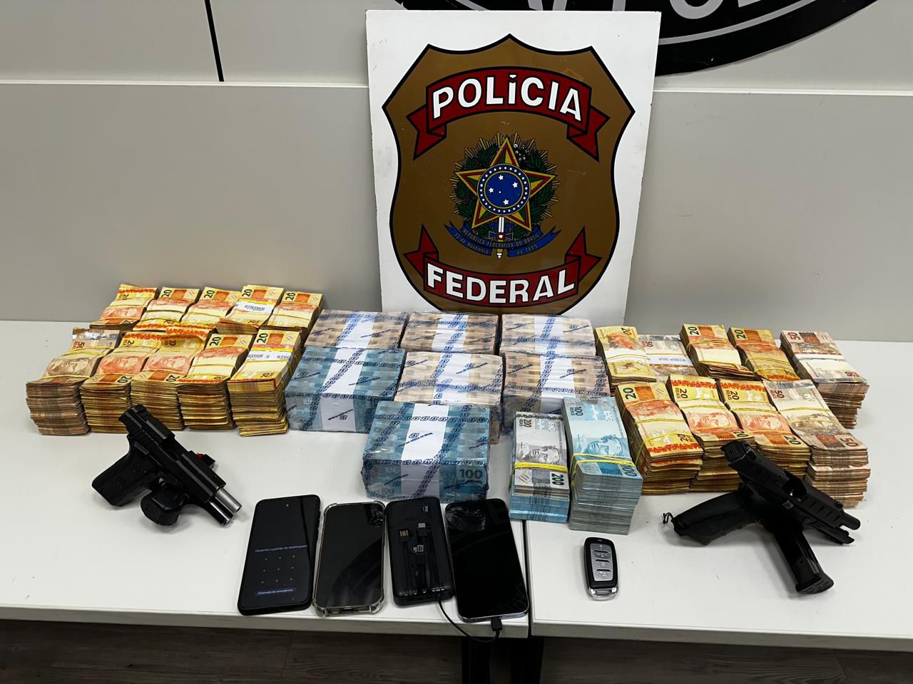 Polícia Federal Prende Cinco Homens e Apreende R$ 800 Mil em Operação no Centro de Niteroi