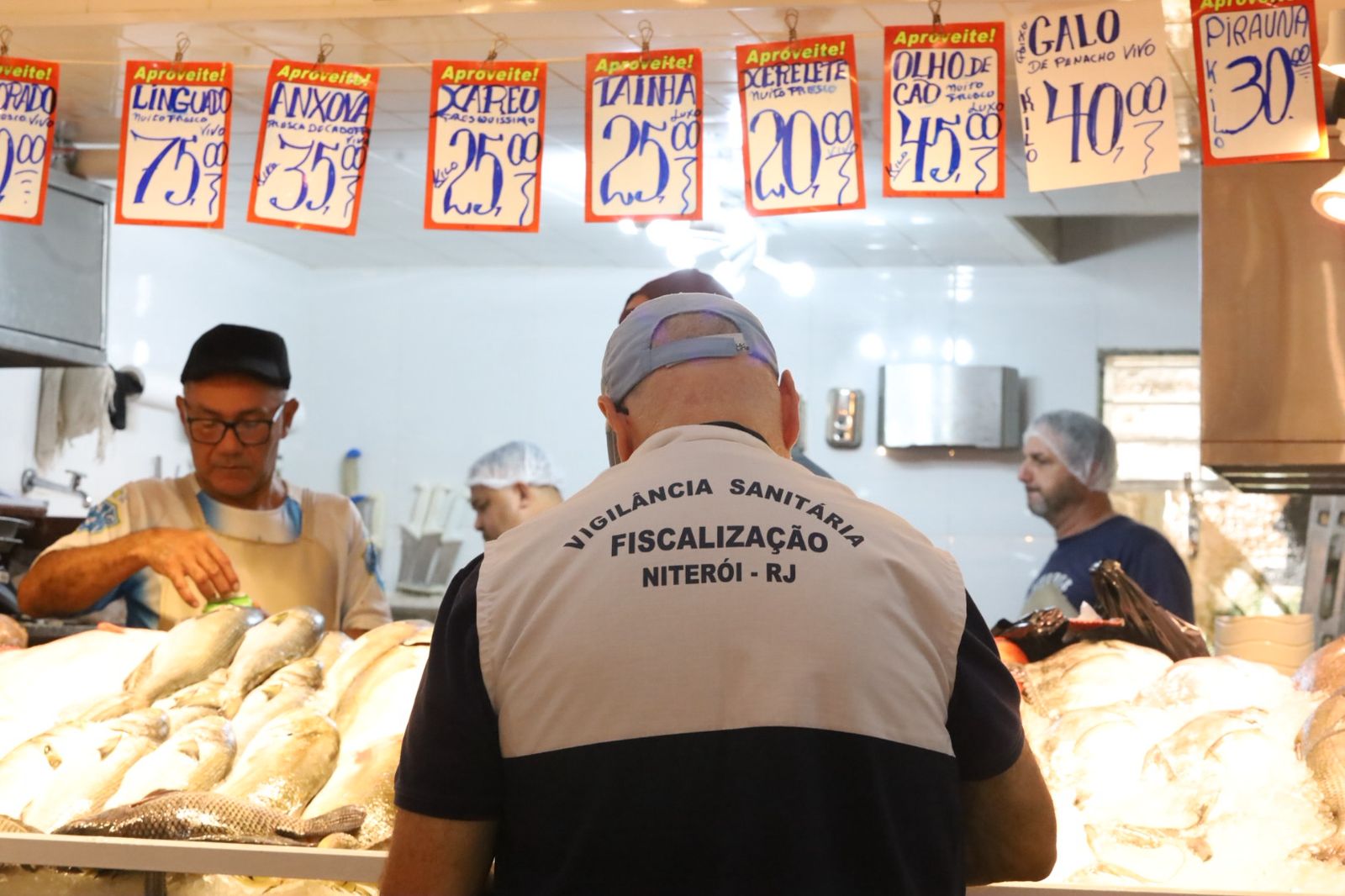 Vigilância Sanitária de Niterói realiza fiscalização no Mercado São Pedro