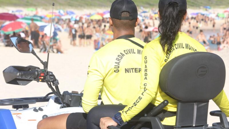 Operação Verão remove centenas de equipamentos irregulares e reforça ordenamento nas praias de Niterói