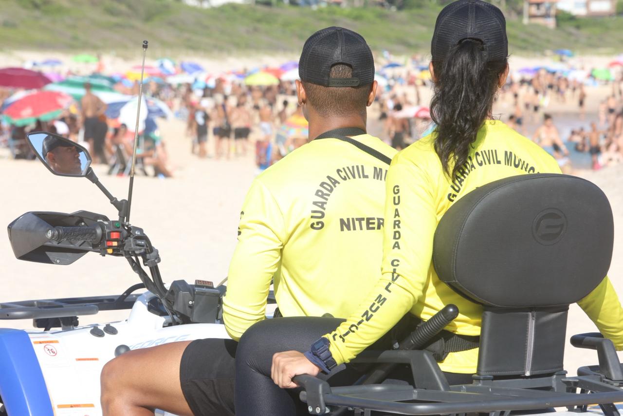 Operação Verão remove centenas de equipamentos irregulares e reforça ordenamento nas praias de Niterói