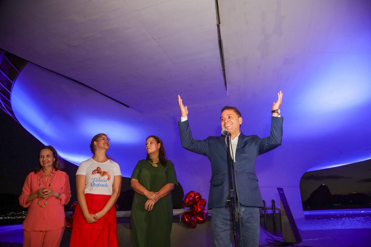 Prefeito Rodrigo Neves participa de homenagem a Tânia Rodrigues no MAC