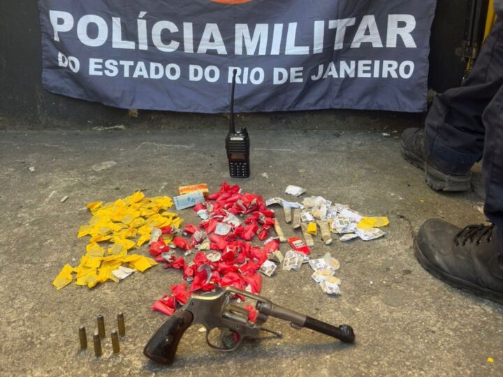 Equipe do GAT do 7º Batalhão realiza cerco tático e apreende arma e drogas no Monjolo, em São Gonçalo.